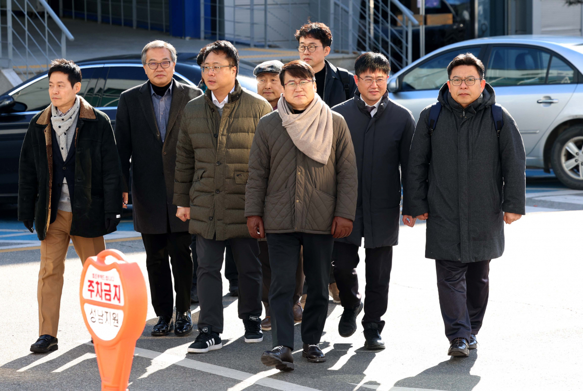 ▲23일 경기 성남시 수원지방법원 성남지원에서 열린 카카오의 포털 다음 ‘뉴스 검색 차별중지’ 가처분 심문기일에 정경민 한국인터넷신문협회 비상대책위원회 위원장, 강혁 대변인 등 인신협 비대위 관계자들이 참석하고 있다. 인신협 주도로 지난달 26일 ‘포털 불공정행위 근절 범언론대책위원회(범대책위)’가 발족됐으며, 인신협은 카카오 포털 다음이 검색제휴사의 뉴스가 검색에서 배제되도록 기본값을 변경한 것과 관련해 불공정 거래행위를 하고 있다고 주장하고 있다. 신태현 기자 holjjak@