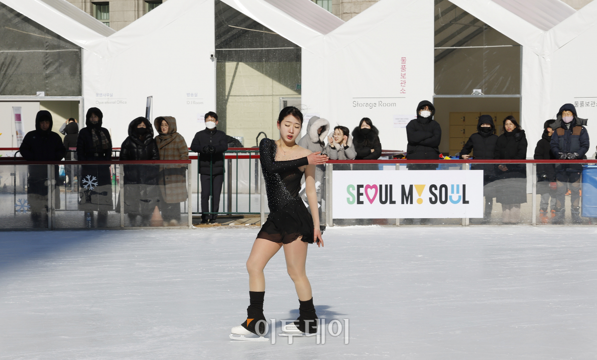▲23일 서울 중구 서울광장 스케이트장에서 열린 방문객 10만 명 돌파 기념 행사에서 서울시빙상경기연맹 황지영 선수가 피겨 공연을 하고 있다. 조현호 기자 hyunho@