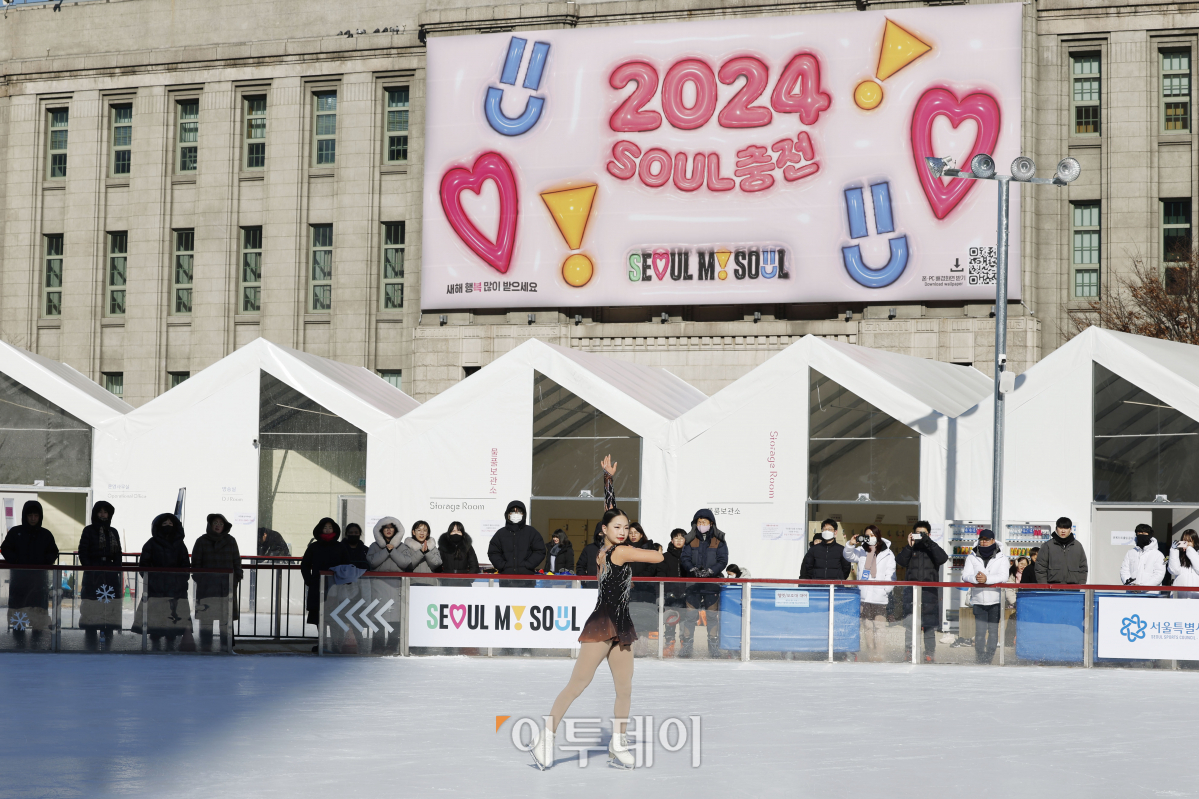 ▲23일 서울 중구 서울광장 스케이트장에서 열린 방문객 10만 명 돌파 기념 행사에서 서울시빙상경기연맹 이래인 선수가 피겨 공연을 하고 있다. 조현호 기자 hyunho@