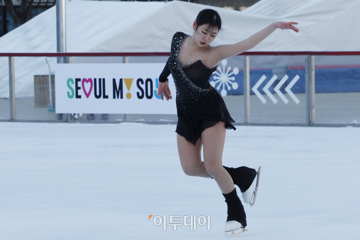 ▲23일 서울 중구 서울광장 스케이트장에서 열린 방문객 10만 명 돌파 기념 행사에서 서울시빙상경기연맹 황지영 선수가 피겨 공연을 하고 있다. 조현호 기자 hyunho@