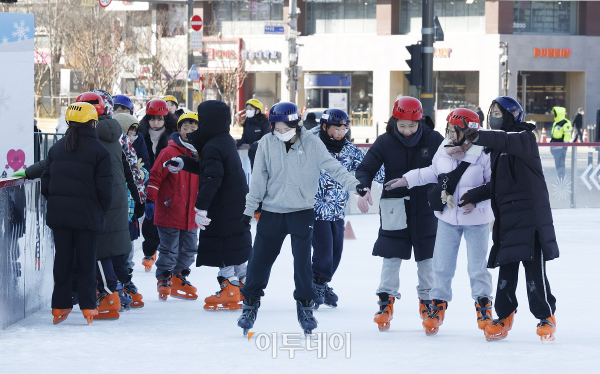 ▲23일 서울 중구 서울광장 스케이트장에서 열린 방문객 10만 명 돌파 기념 행사에서 아이들이 스케이트를 타고 있다. 조현호 기자 hyunho@