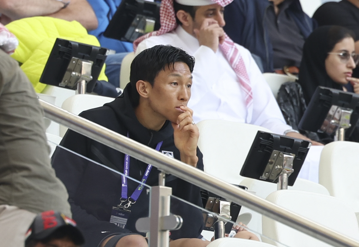 ▲부상으로 소집해제된 대한민국 축구대표팀 골키퍼 김승규가 20일(현지시각) 카타르 도하 알투마마 스타디움에서 열린 아시아축구연맹(AFC) 2023 카타르 아시안컵 E조 조별예선 2차전 요르단과 대한민국의 경기를 관중석에 앉아 지켜보고 있다.(뉴시스)
