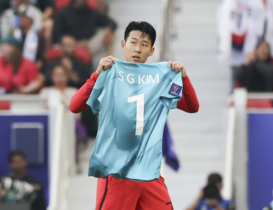 ▲20일(현지시간) 카타르 도하 알투마마 스타디움에서 열린 아시아축구연맹(AFC) 2023 카타르 아시안컵 E조 조별예선 2차전 요르단과 대한민국의 경기, 전반 손흥민이 페널티킥을 성공시킨 뒤 부상으로 소집해제된 골키퍼 김승규의 유니폼을 들어 보이고 있다.(뉴시스)
