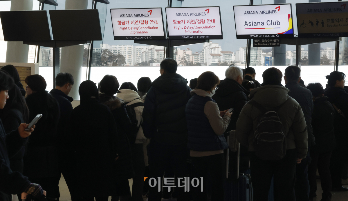 ▲23일 서울 강서구 김포국제공항 국내선 청사 전광판에 전국적인 대설과 한파 영향으로 인한 항공기 결항·지연 안내문이 나오고 있다. 중앙안전대책본부(중대본)에 따르면 이날 오전 11시 기준 제주 76편, 김포 24편, 대구 8편, 김해 5편 등 총 122편의 항공기가 결항됐다. 조현호 기자 hyunho@