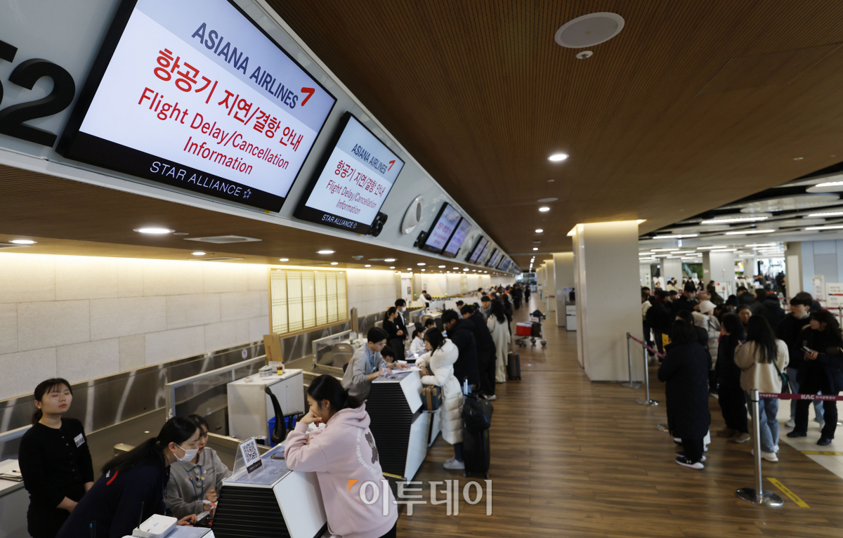 ▲23일 서울 강서구 김포국제공항 국내선 청사 전광판에 전국적인 대설과 한파 영향으로 인한 항공기 결항·지연 안내문이 나오고 있다. 중앙안전대책본부(중대본)에 따르면 이날 오전 11시 기준 제주 76편, 김포 24편, 대구 8편, 김해 5편 등 총 122편의 항공기가 결항됐다. 조현호 기자 hyunho@