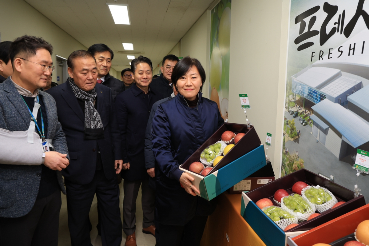 ▲송미령 농림축산식품부 장관이 23일 충북 충주 과수거점 산지유통센터(APC)를 찾아 현장을 점검하고 있다. (사진제공=농림축산식품)