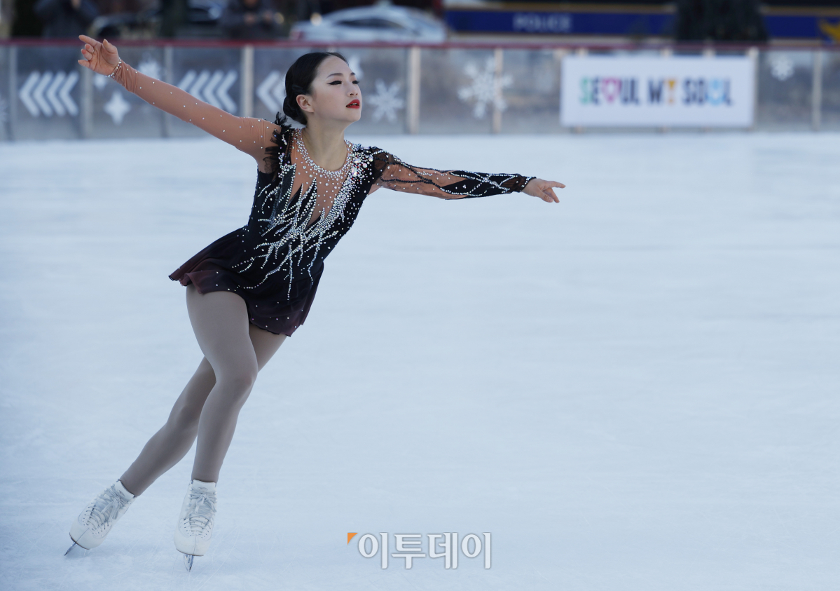 ▲23일 서울 중구 서울광장 스케이트장에서 열린 방문객 10만 명 돌파 기념 행사에서 서울시빙상경기연맹 이래인 선수가 피겨 공연을 하고 있다. 조현호 기자 hyunho@