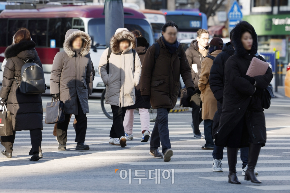 ▲서울 아침 최저기온이 영하 14도를 기록하는 등 강추위가 계속된 23일 서울 종로구 광화문역 일대에서 두꺼운 외투를 입은 시민들이 발걸음을 재촉하고 있다. 조현호 기자 hyunho@ (이투데이DB)