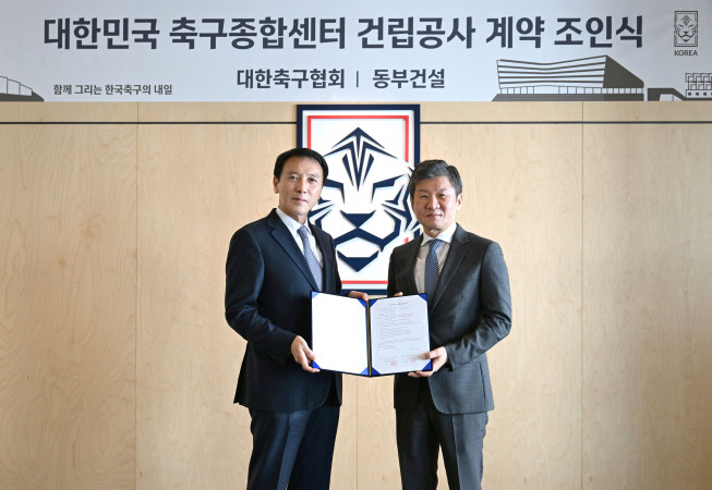 ▲대한민국 축구종합센터 건립공사 계약 조인식에 참석한 윤진오 동부건설 대표이사 (사진 왼쪽)와 정몽규 대한축구협회 회장(오른쪽). (자료제공=동부건설)