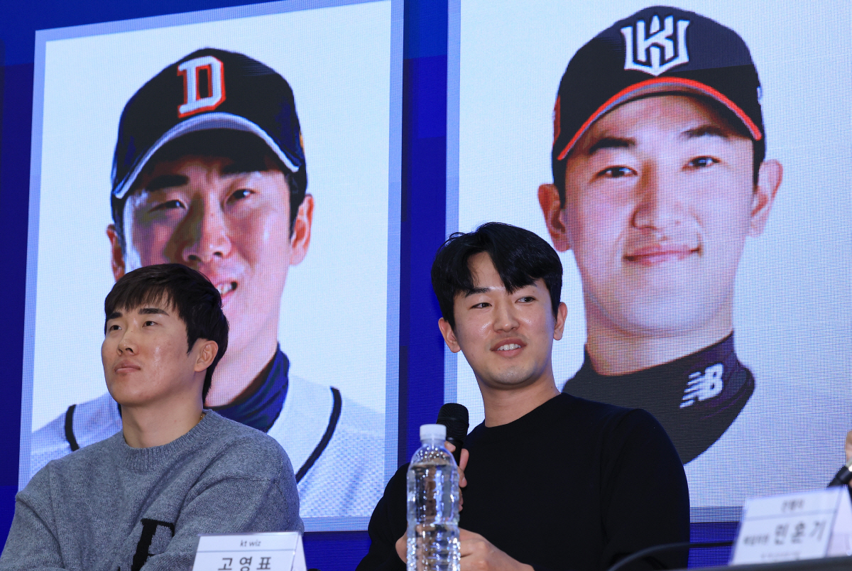▲11일 오후 서울대학교 체육문화교육 연구동에서 열린 스포츠선수보호연구소 주최 제1회 선수 보호 포럼에서 KT 투수 고영표(오른쪽)가 발언하고 있다. 왼쪽은 두산 내야수 허경민.(연합뉴스)
