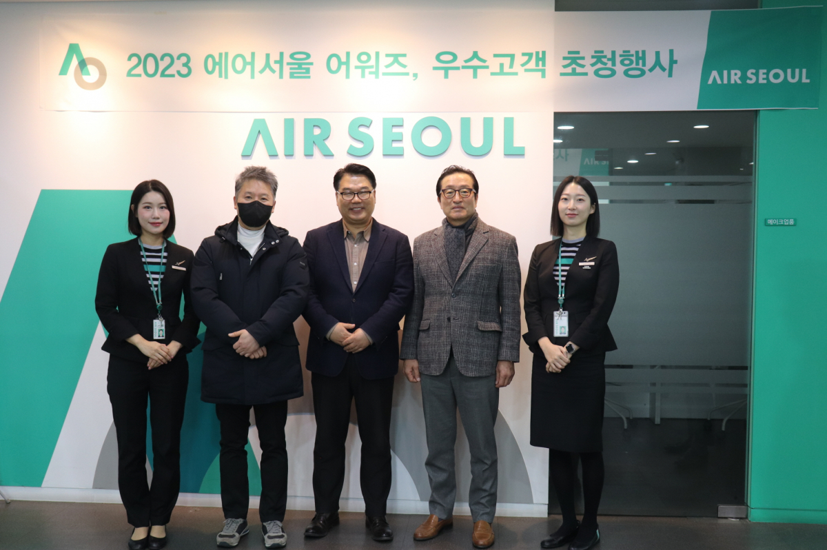 ▲조진만 에어서울 대표이사(가운데)와 승무원, 우수고객 초청대상자들이 기념 촬영을 하고 있다. (사진제공=에어서울)


