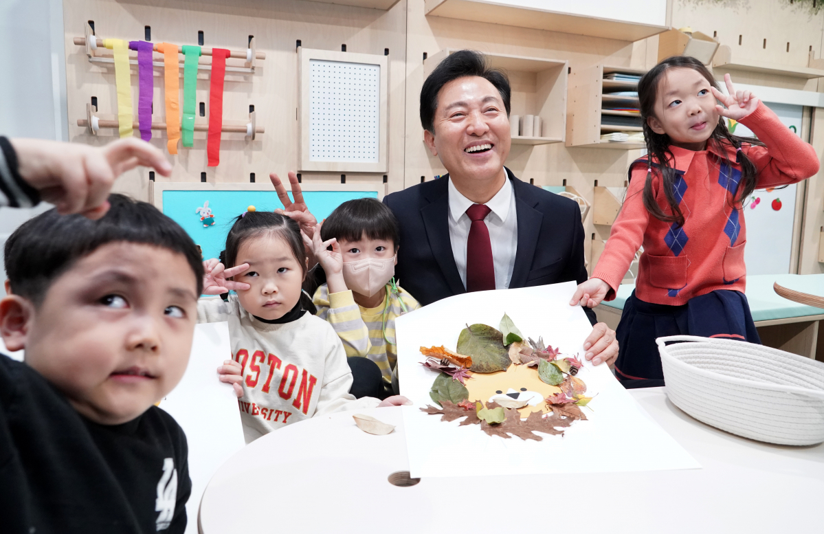 ▲키즈카페에서 아이들과 낙엽으로 사자를 만드는 오세훈 서울시장. (자료제공=서울시)