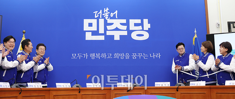 ▲이재명(왼쪽 세번째) 더불어민주당 대표가 24일 서울 여의도 국회에서 열린 새 PI 선포식에서 홍익표(왼쪽 네번째) 원내대표를 비롯한 당 지도부와 함께 제막식을 마치고 박수치고 있다. 고이란 기자 photoeran@