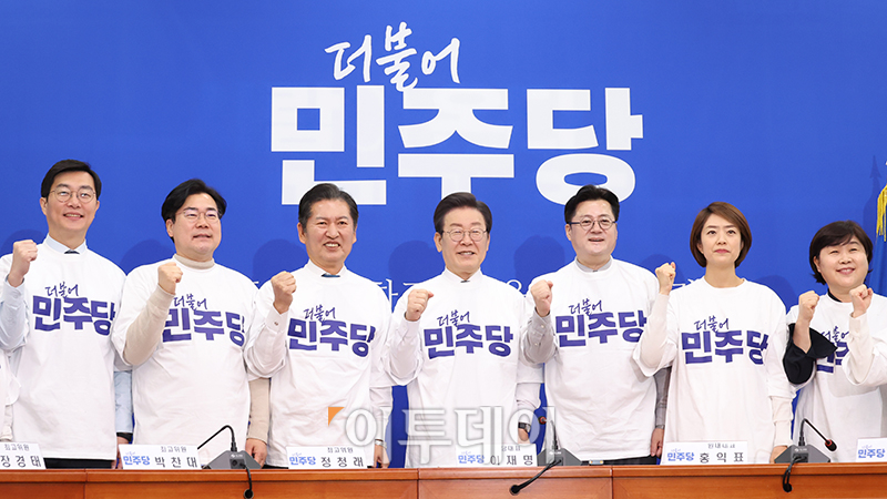 ▲이재명(가운데) 더불어민주당 대표가 24일 서울 여의도 국회에서 열린 새 PI 선포식에서 홍익표(오른쪽 세번째) 원내대표를 비롯한 당 지도부와 함께 기념촬영을 하고 있다. 고이란 기자 photoeran@