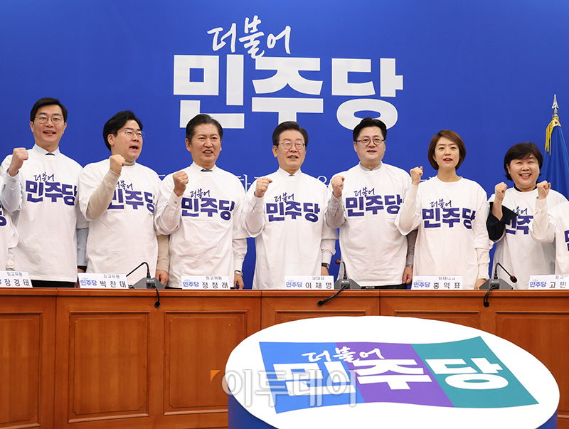 ▲이재명(가운데) 더불어민주당 대표가 24일 서울 여의도 국회에서 열린 새 PI 선포식에서 홍익표(오른쪽 세번째) 원내대표를 비롯한 당 지도부와 함께 기념촬영을 하고 있다. 고이란 기자 photoeran@