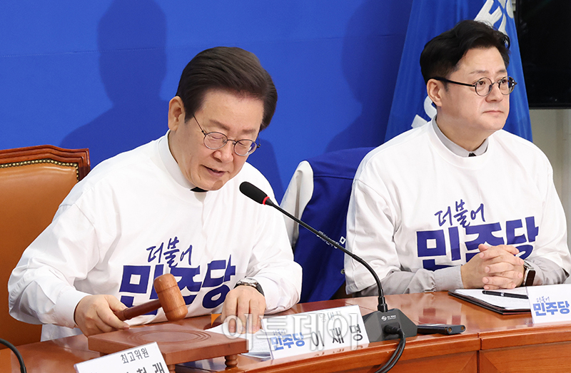 ▲이재명 더불어민주당 대표가 24일 서울 여의도 국회에서 새 PI 선포식을 마치고 의사봉을 두드리며 최고위 시작을 알리고 있다. 고이란 기자 photoeran@