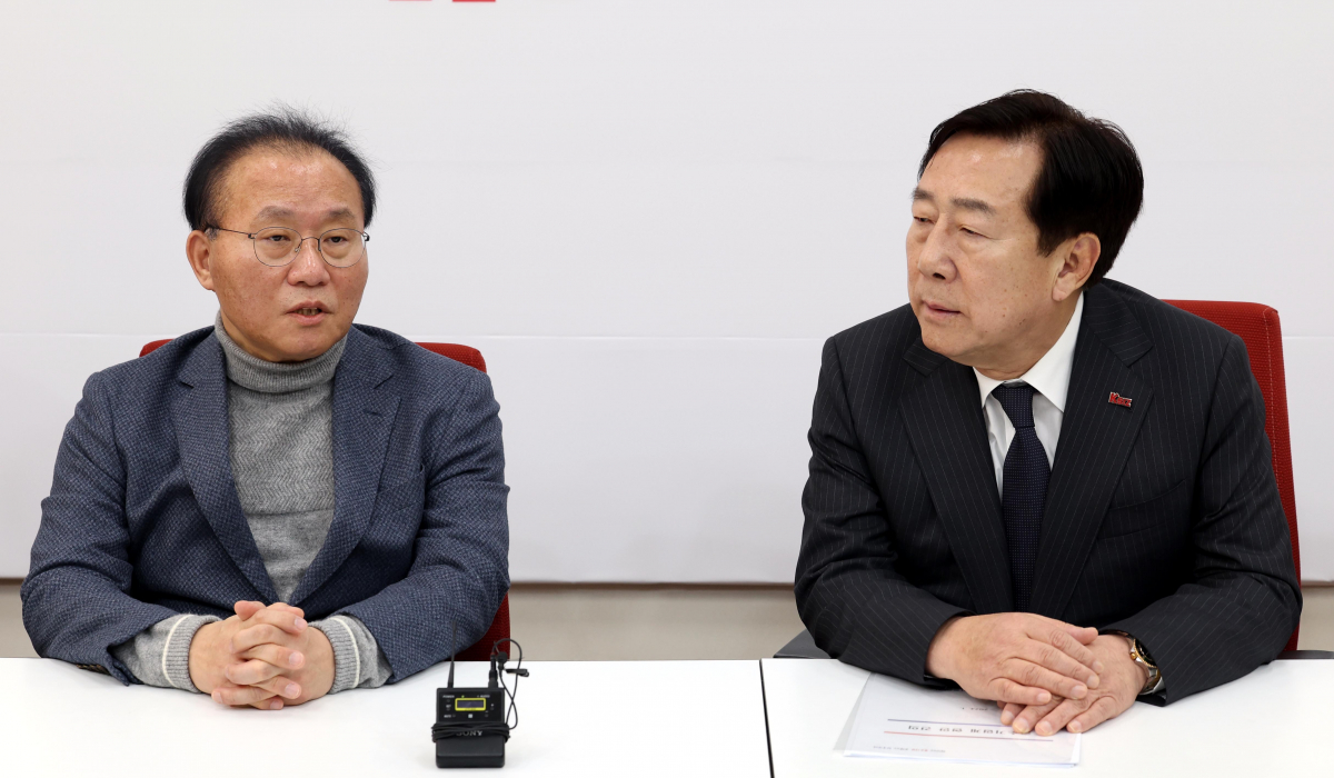 ▲윤재옥 국민의힘 원내대표가 24일 오전 서울 여의도 국회에서 김기문 중소기업중앙회장과 중대재해처벌법 관련 면담을 나누고 있다. (뉴시스)