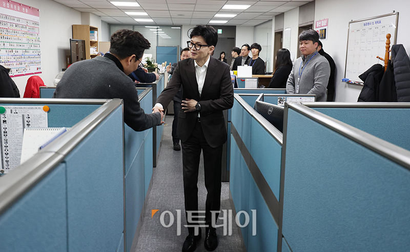 ▲한동훈 국민의힘 비상대책위원장이 24일 서울 여의도 국회 의원회관에서 당 사무처 직원들과 인사하고 있다. 고이란 기자 photoeran@