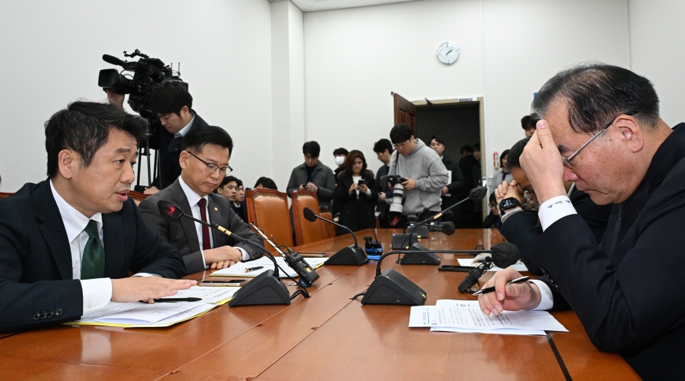 ▲여야 의원들이 26일 오후 서울 여의도 국회에서 열린 여야 2+2 합의체 회의를 하고 있다. (왼쪽부터 시계방향으로) 국민의힘 유의동 정책위의장, 이양수 원내수석부대표, 더불어민주당 박주민 원내수석부대표, 이개호 정책위의장. 조현호 기자 hyunho@ (이투데이DB)