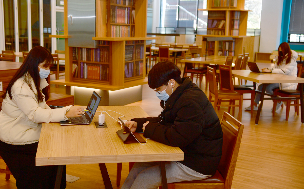 ▲광주 남구 광주대학교 도서관에서 학생들이 노트북 등을 이용해 강의를 듣고 있다.  2020.03.16. (뉴시스)