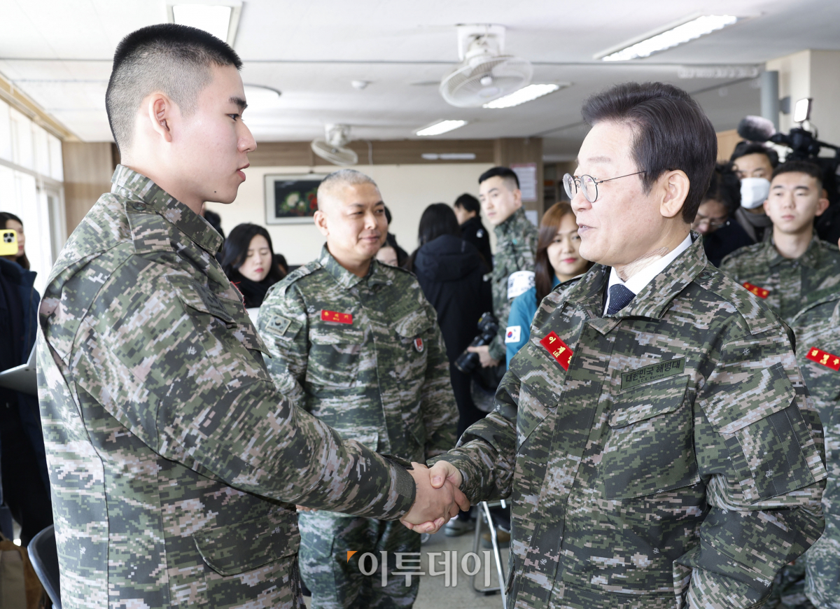 ▲이재명 더불어민주당 대표가 24일 오후 경기도 김포 해병 2사단 1여단을 방문해 장병들과 악수를 하고 있다. 조현호 기자 hyunho@