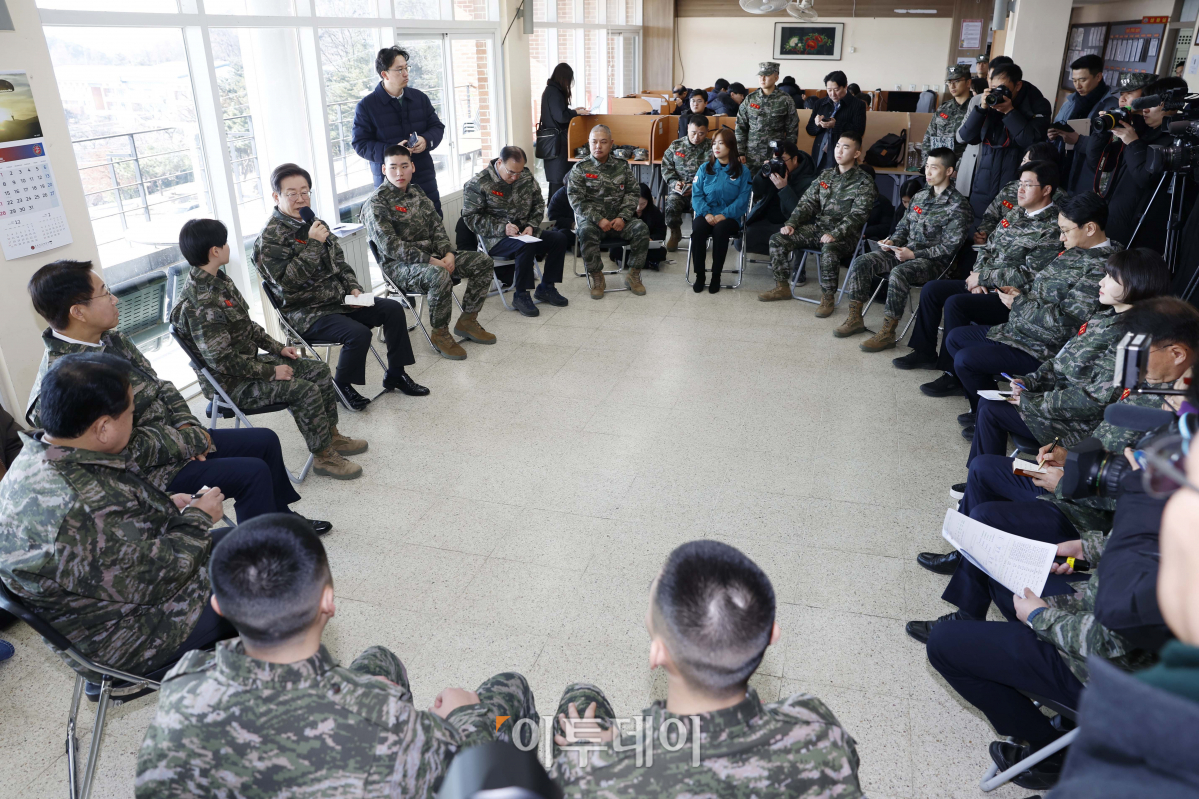 ▲이재명 더불어민주당 대표가 24일 오후 경기도 김포 해병 2사단 1여단을 방문해 장병들과 만나 간담회를 하고 있다. 조현호 기자 hyunho@