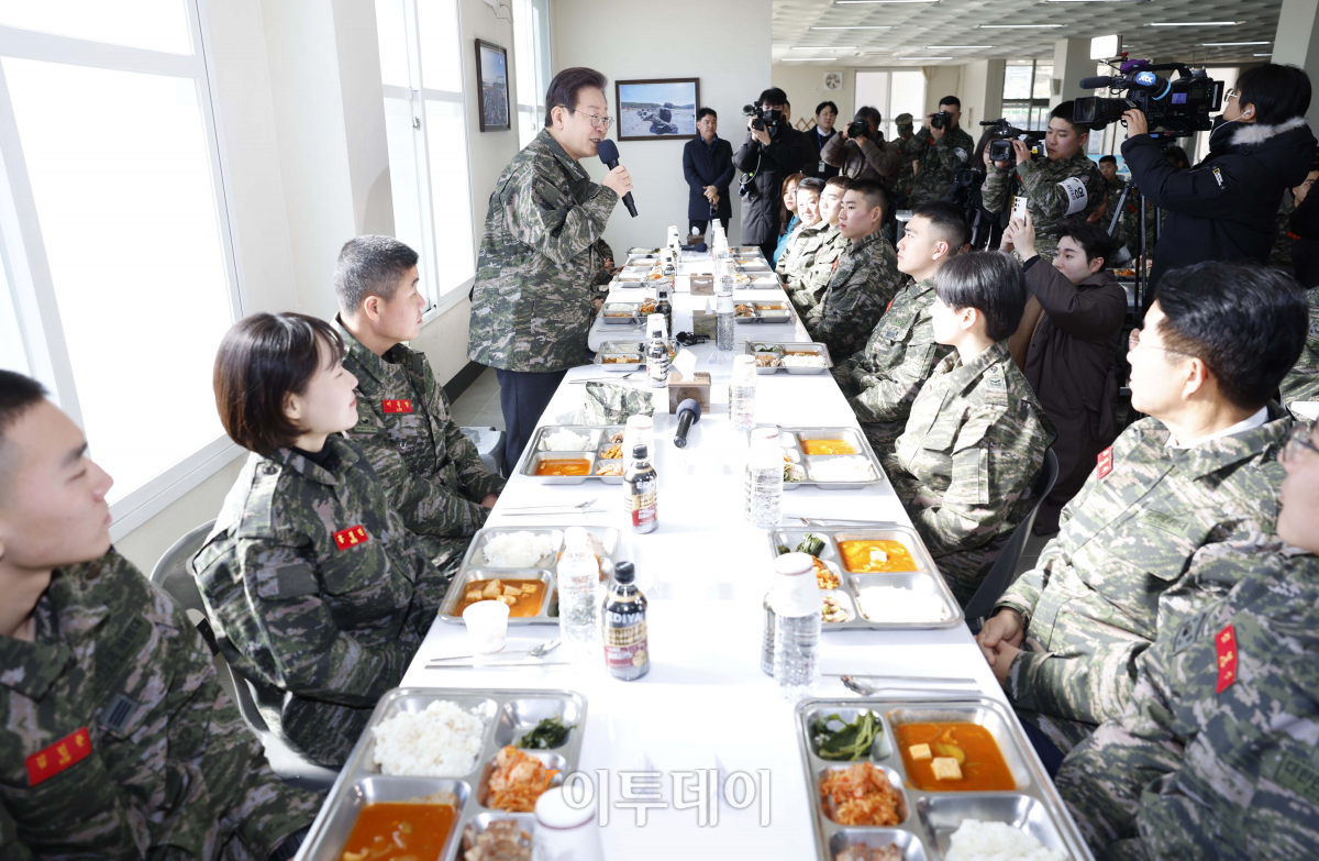 ▲이재명 더불어민주당 대표가 24일 오후 경기도 김포 해병 2사단 1여단을 방문해 병영식당에서 장병들과 식사에 앞서 인사말을 하고 있다. 조현호 기자 hyunho@