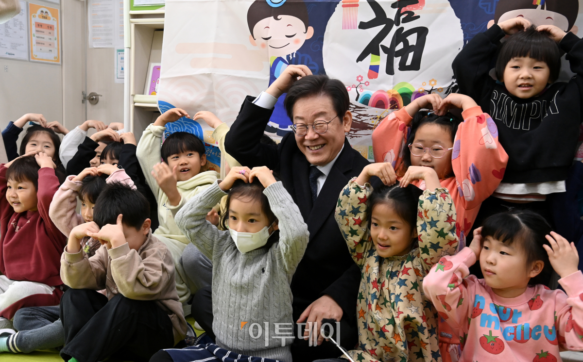 ▲이재명 더불어민주당 대표가 24일 오후 경기도 김포 청룡어린이집을 방문해 어린이들과 기념촬영을 하고 있다. 조현호 기자 hyunho@