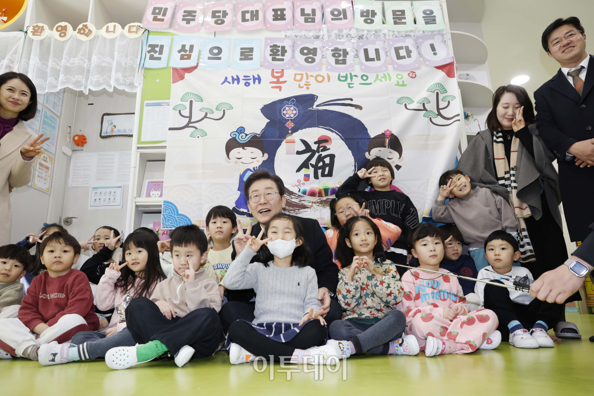 ▲이재명 더불어민주당 대표가 24일 오후 경기도 김포 청룡어린이집을 방문해 어린이들과 기념촬영을 하고 있다. 조현호 기자 hyunho@