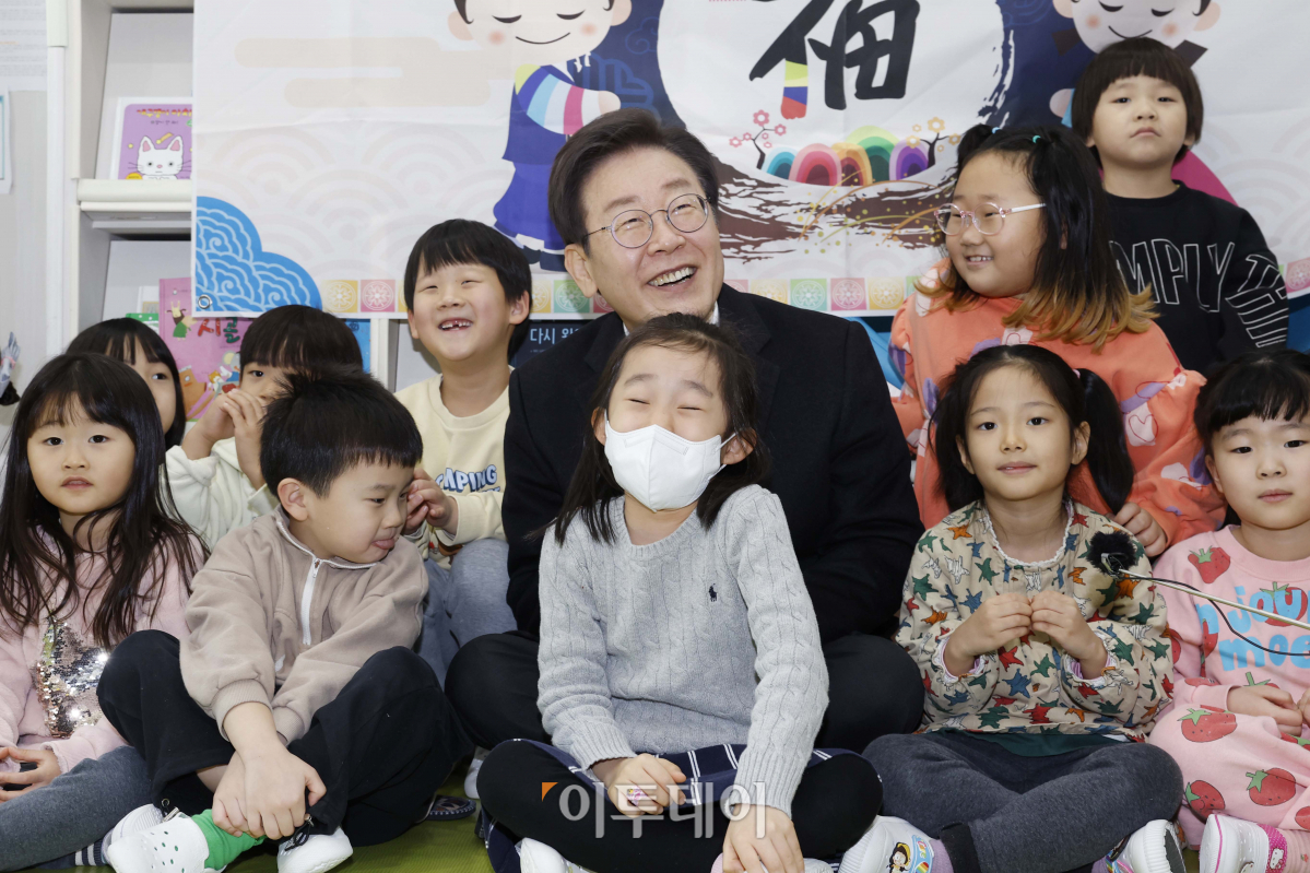 ▲이재명 더불어민주당 대표가 24일 오후 경기도 김포 청룡어린이집을 방문해 어린이들과 기념촬영을 하고 있다. 조현호 기자 hyunho@