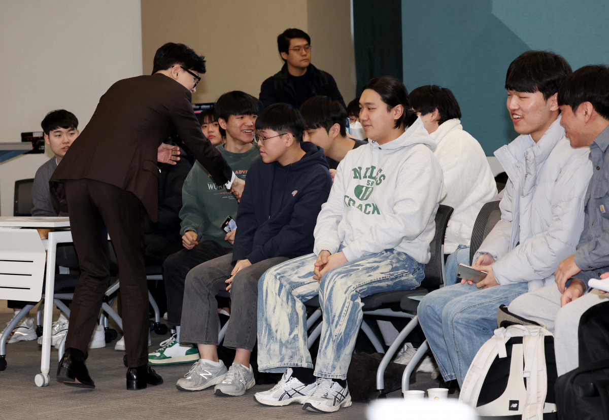 ▲한동훈 국민의힘 비상대책위원장이 24일 서울 동작구 숭실대에서 열린 ‘함께하는 대학생의 미래’ 현장간담회에서 참석 학생들과 인사하고 있다. 신태현 기자 holjjak@
