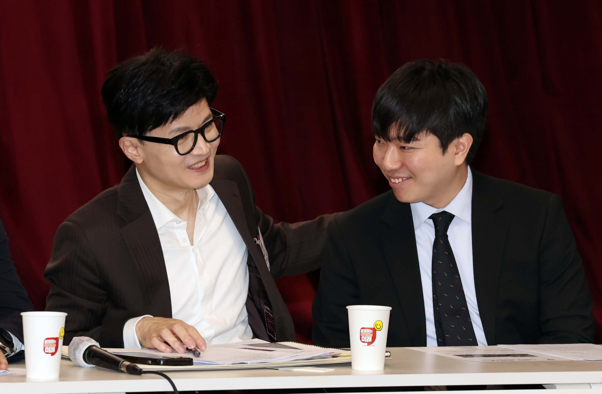 ▲한동훈 국민의힘 비상대책위원장이 24일 서울 동작구 숭실대에서 열린 ‘함께하는 대학생의 미래’ 현장간담회에서 참석 대학생과 대화하고 있다. 신태현 기자 holjjak@