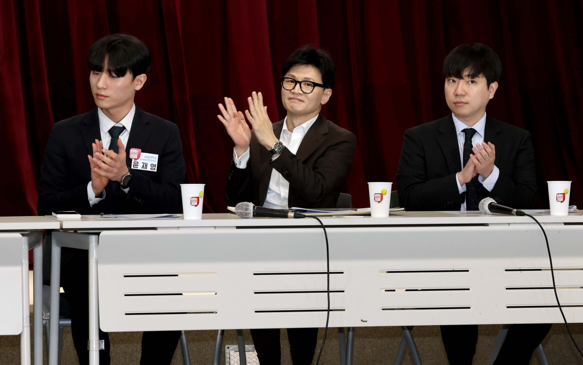 ▲한동훈 국민의힘 비상대책위원장이 24일 서울 동작구 숭실대에서 열린 ‘함께하는 대학생의 미래’ 현장간담회에서 박수치고 있다. 신태현 기자 holjjak@