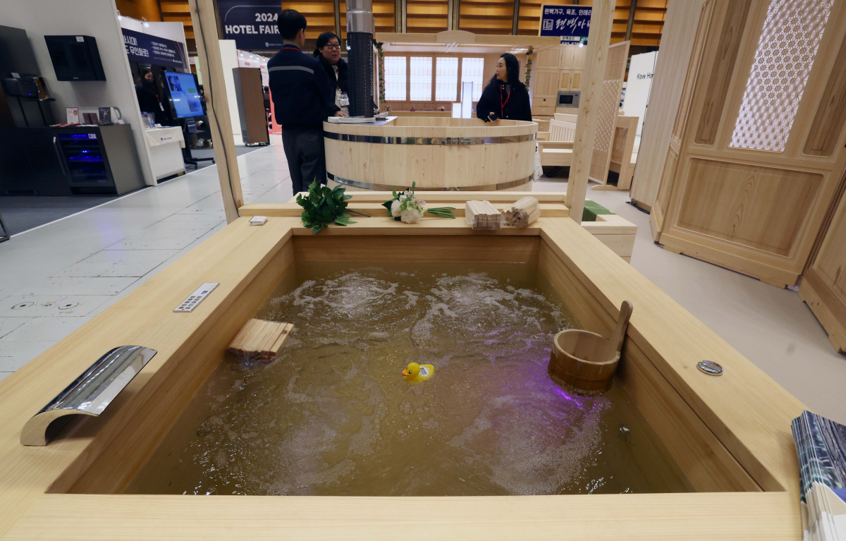 ▲24일 서울 강남구 코엑스에서 열린 ‘2024 호텔페어’에서 참관객들이 전시장을 둘러보고 있다. 신태현 기자 holjjak@