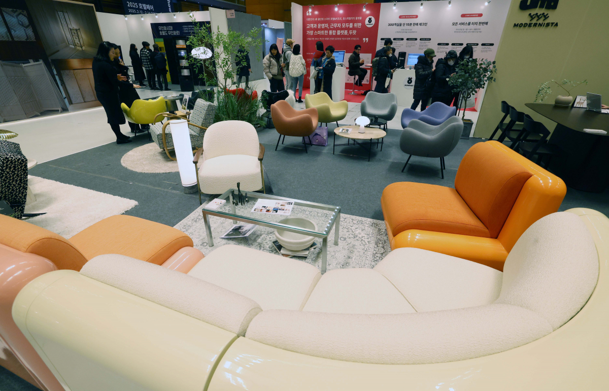 ▲24일 서울 강남구 코엑스에서 열린 ‘2024 호텔페어’에서 참관객들이 전시장을 둘러보고 있다. 신태현 기자 holjjak@