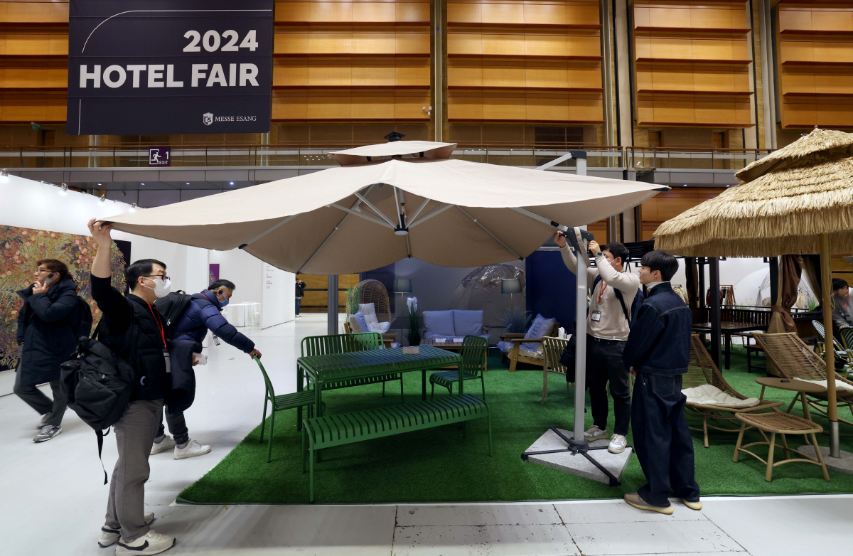 ▲24일 서울 강남구 코엑스에서 열린 ‘2024 호텔페어’에서 참관객들이 전시장을 둘러보고 있다. 신태현 기자 holjjak@