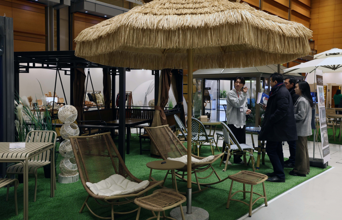 ▲24일 서울 강남구 코엑스에서 열린 ‘2024 호텔페어’에서 참관객들이 전시장을 둘러보고 있다. 신태현 기자 holjjak@