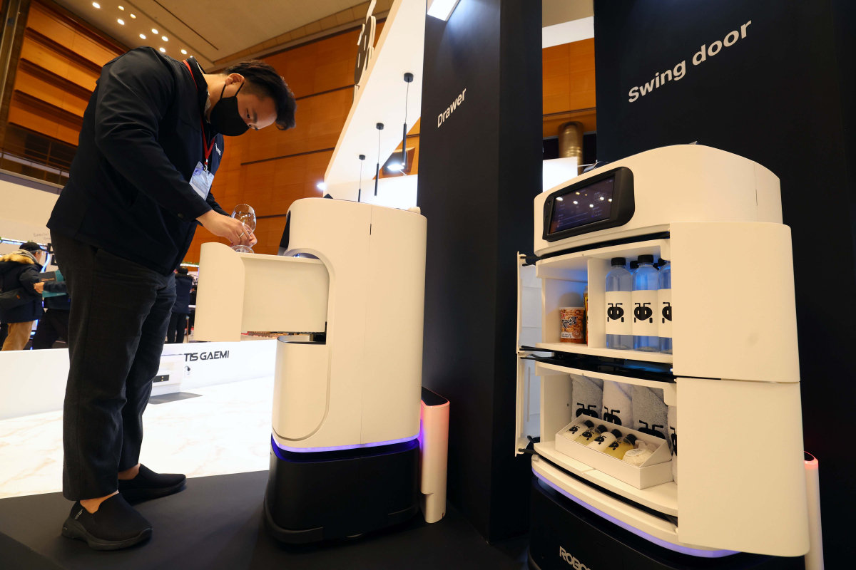 ▲24일 서울 강남구 코엑스에서 열린 ‘2024 호텔페어’에서 관계자가 룸서비스 로봇을 시연하고 있다. 신태현 기자 holjjak@