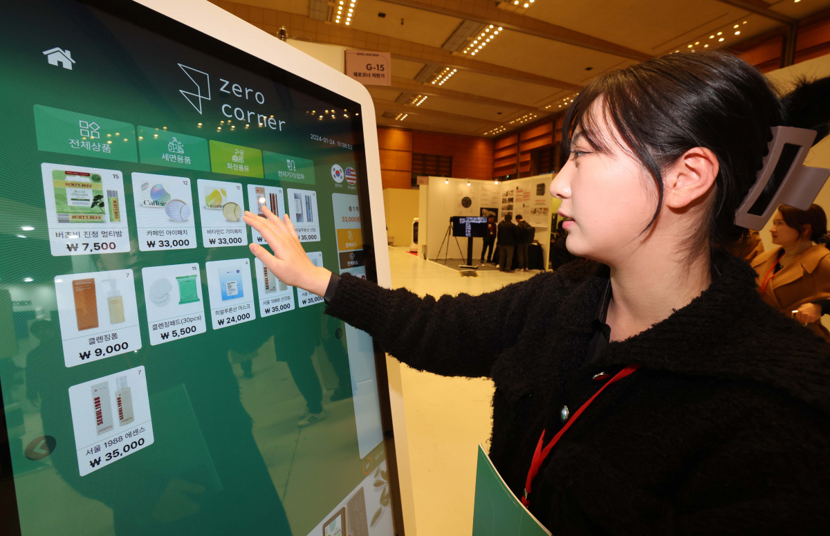 ▲24일 서울 강남구 코엑스에서 열린 ‘2024 호텔페어’에서 관계자가 비품 자판기를 시연하고 있다. 신태현 기자 holjjak@