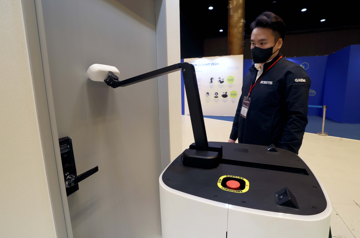 ▲24일 서울 강남구 코엑스에서 열린 ‘2024 호텔페어’에서 관계자가 룸서비스 로봇을 시연하고 있다. 신태현 기자 holjjak@