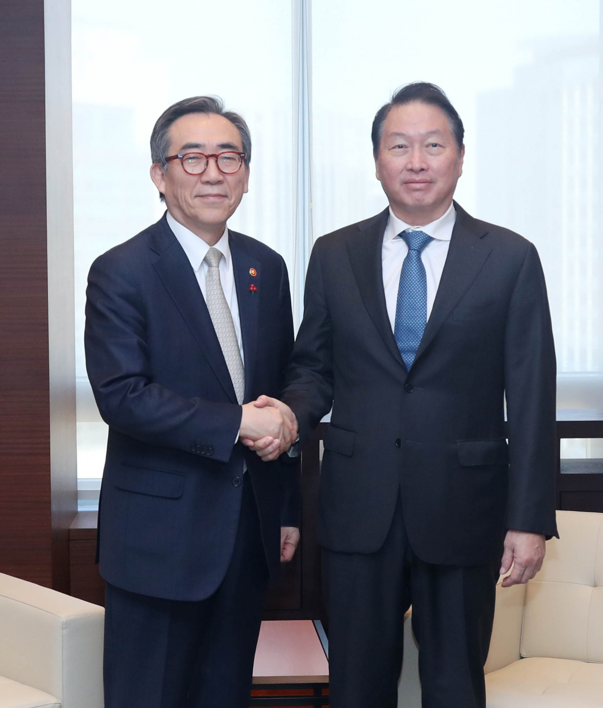 ▲최태원 대한상공회의소 회장(오른쪽이 24일 서울 중구 대한상의 회관에서 조태열 외교부 장관과 만나 악수하고 있다. (사진제공=대한상공회의소)