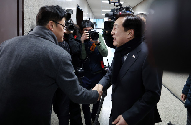 ▲홍익표 더불어민주당 원내대표가 24일 오전 서울 여의도 국회에서 김기문 중소기업중앙회장과 인사하고 있다. (뉴시스)