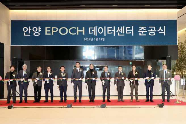 ▲24일 안양 동안구 호계동에서 열린 '에포크 안양 센터' 준공식에 참석한 허윤홍 GS건설 대표(사진 왼쪽 여섯 번째)와 관계자들이 기념 촬영을 하고 있다. (사진제공=GS건설)
