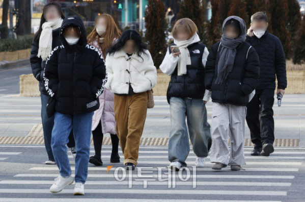 ▲서울 아침 최저기온이 영하 14도를 기록하는 등 강추위가 계속된 23일 서울 종로구 광화문역 일대에서 두꺼운 외투를 입은 시민들이 발걸음을 재촉하고 있다. 조현호 기자 hyunho@

