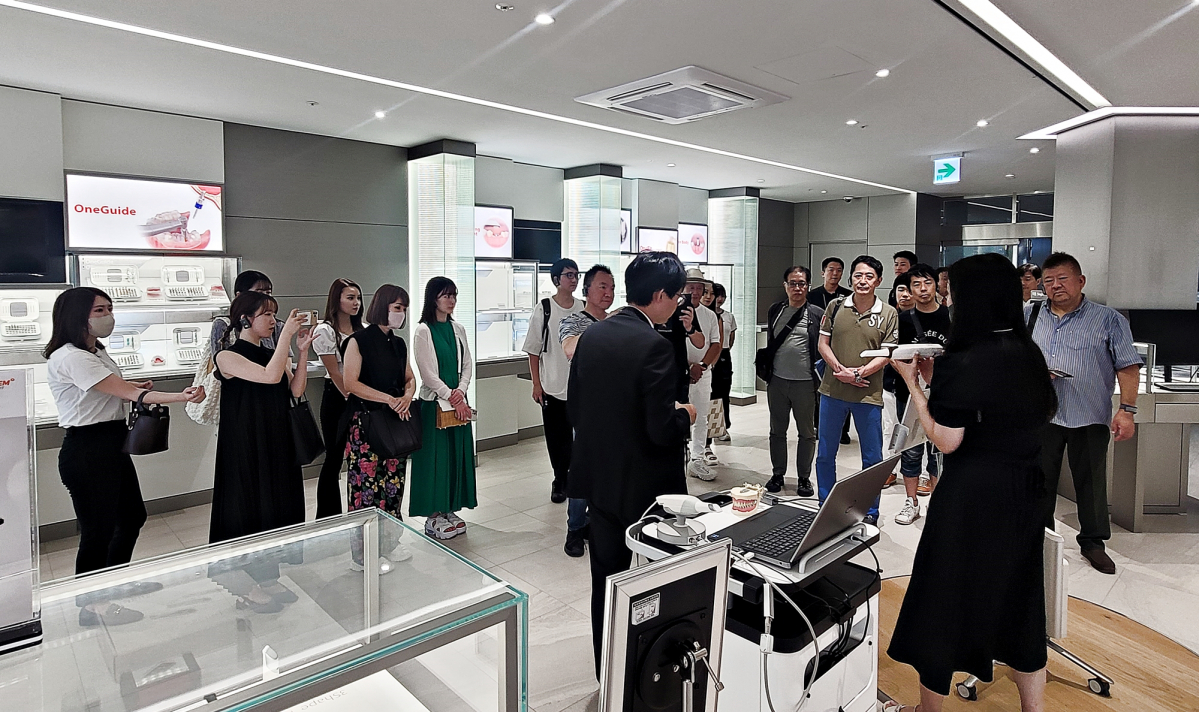 ▲오스템임플란트 마곡 사옥 투어 프로그램에 참여한 해외 치과의사들. (사진제공=오스템임플란)