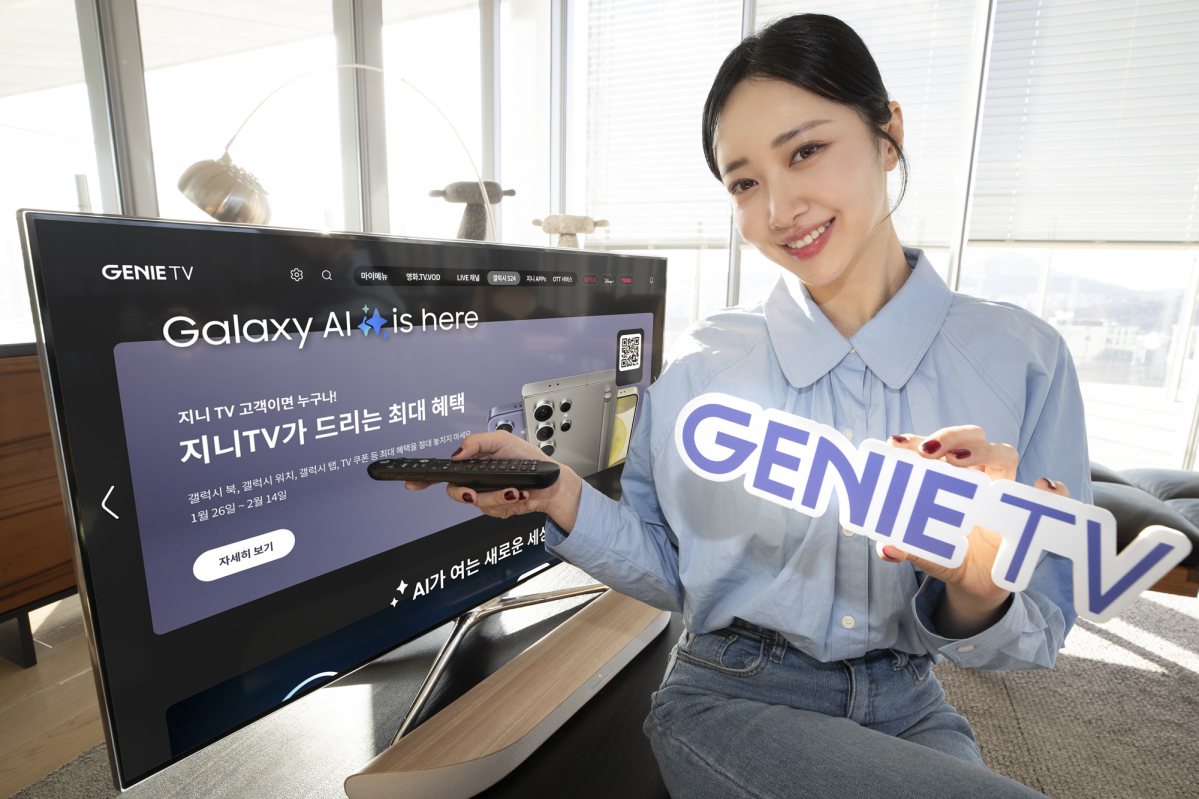 ▲KT 모델이 KT 지니 TV의 ‘갤럭시 S24 브랜드 팝업스토어’ 전용관을 통해 26일부터 열리는 이벤트를 소개하는 모습 (사진제공=KT)