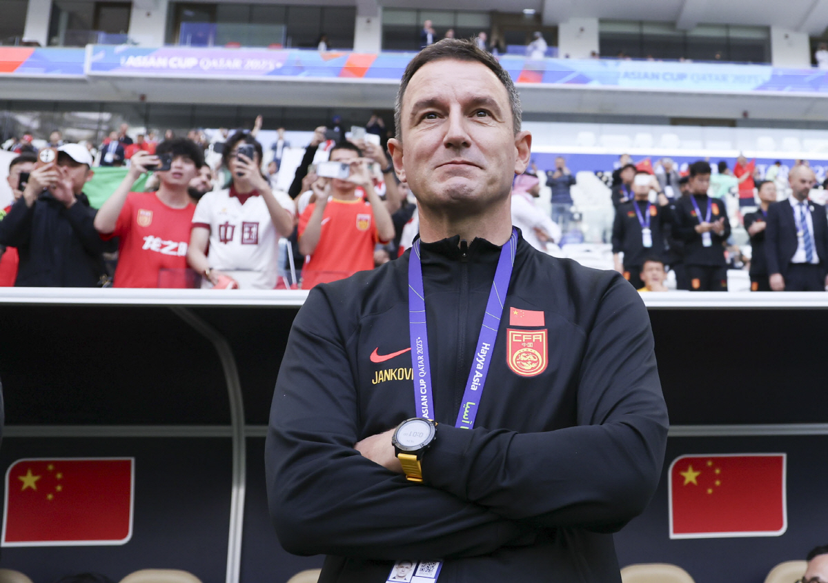 ▲얀코비치 중국축구대표팀 감독이 17일(현지시간) 카타르 도하 알투마마 스타디움에서 열린 아시아축구연맹(AFC) 2023 카타르 아시안컵 A조 조별예선 2차전 레바논과 중국의 경기 시작 전 경기장을 바라보고 있다.(뉴시스)
