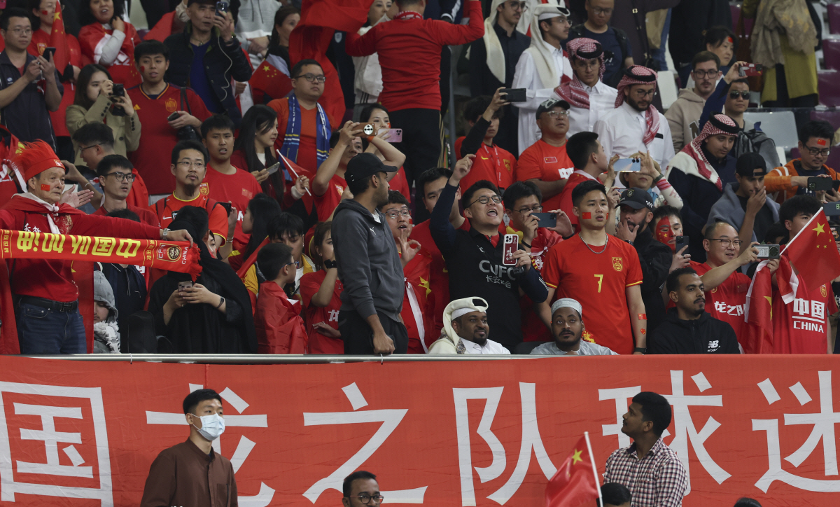 ▲22일(현지시간) 카타르 도하 칼리파 인터네셔널 경기장에서 열린 아시아축구연맹(AFC) 2023 카타르 아시안컵 A조 조별예선 3차전 카타르 대 중국의 경기, 카타르 알 하이도스의 결승골로 카타르가 1-0 승리했다. 중국 축구대표팀 응원단이 야유를 보내고 있다.(뉴시스)

