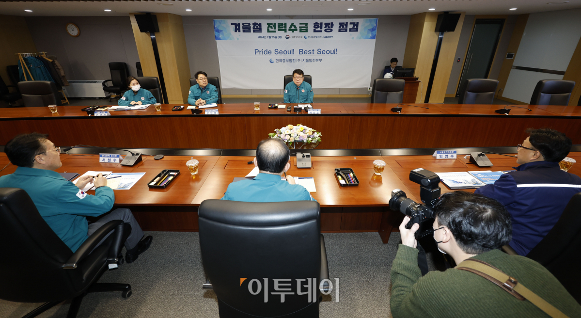 ▲최남호 산업통상자원부 제2차관이 25일 서울 마포구 한국중부발전 서울발전본부에서 열린 겨울철 전력수급 현장점검 간담회에서 모두발언을 하고 있다. 조현호 기자 hyunho@