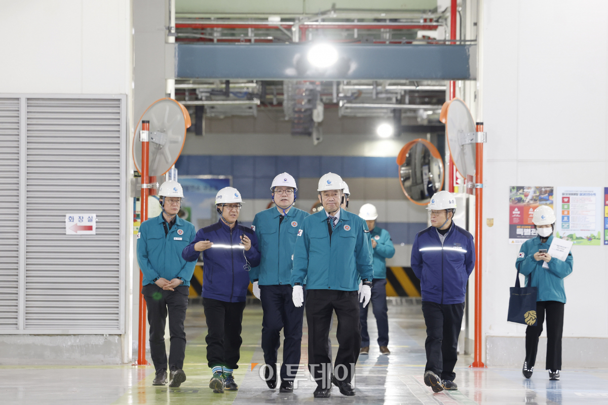 ▲최남호(왼쪽 세번째) 산업통상자원부 제2차관이 25일 서울 마포구 한국중부발전 서울발전본부 지하발전소를 살펴보고 있다. 조현호 기자 hyunho@